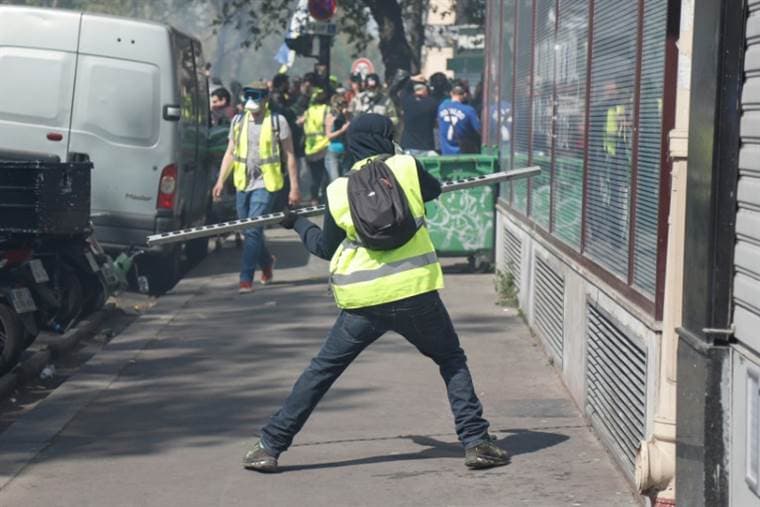 Manifestante de los chalecos amarillos en París. Foto AFP