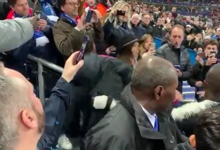 Neymar golpea aficionado durante la final de Copa | Youtube