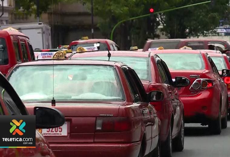 Taxistas realizan tortuguismo en contra las plataformas que brindan el servicio de transporte
