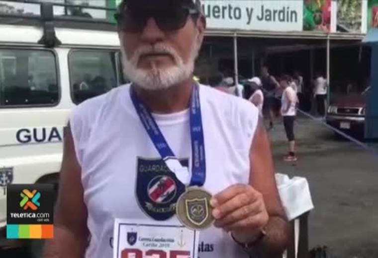 Adulto de 61 años usa un bordón para cumplir su sueño: competir en carreras de atletismo