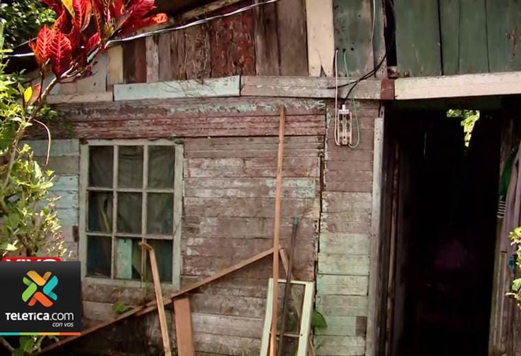 Adulta mayor de 80 años vive en pobreza extrema con sus 3 hijos, dos de ellos con problemas mentales