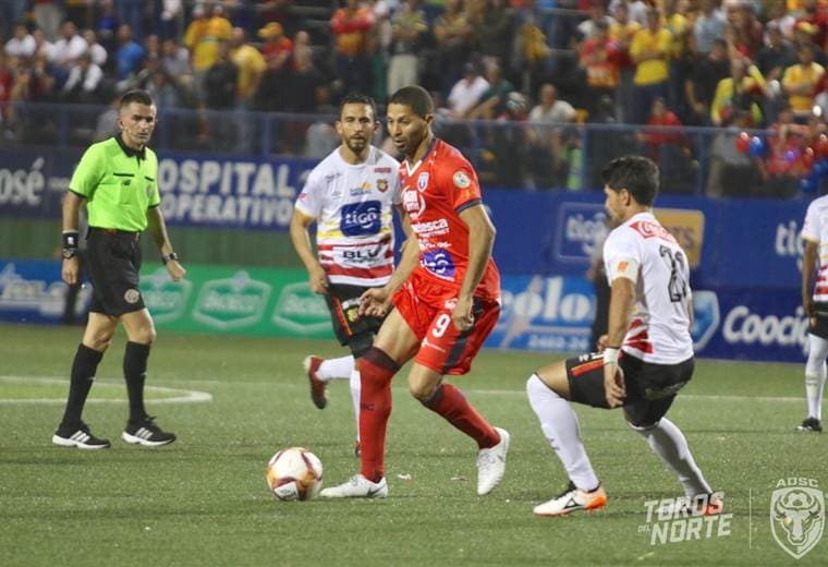 Álvaro Saborío recibe la marca de Pablo Salazar | CORTESÍA PRENSA SAN CARLOS