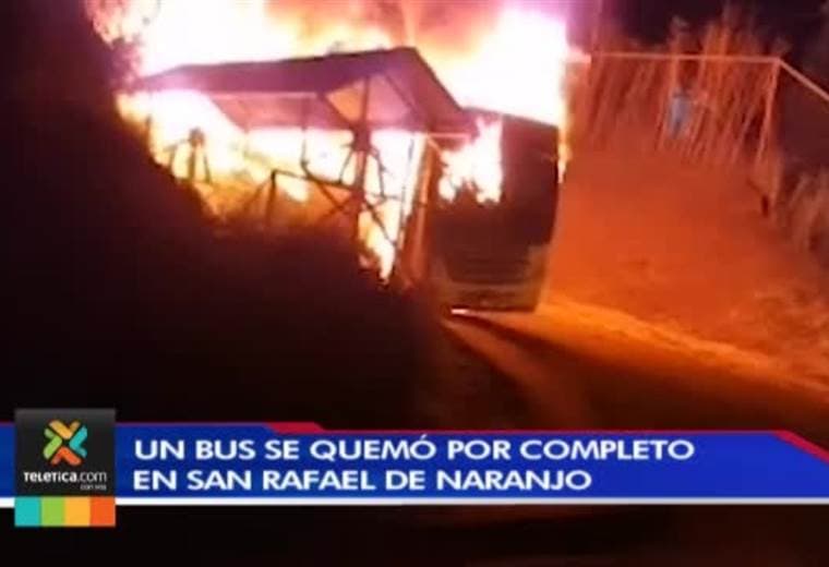 Bus se quemó por completo este domingo en San Rafael de Naranjo