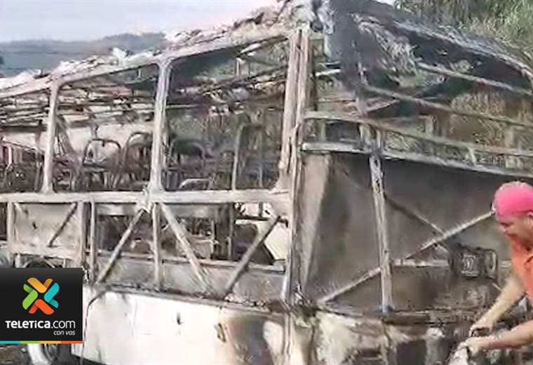 Bus se quemó por completo este domingo en San Rafael de Naranjo