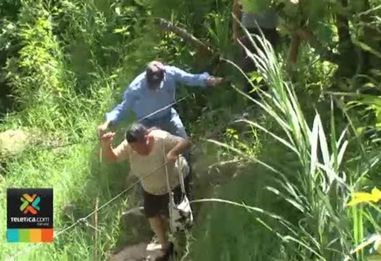 Vecinos peligran en La Chinchilla Vieja de Oreamuno de Cartago por falta de puente para cruzar río