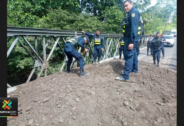 Desbloqueo de la vía en puente de río Arenal