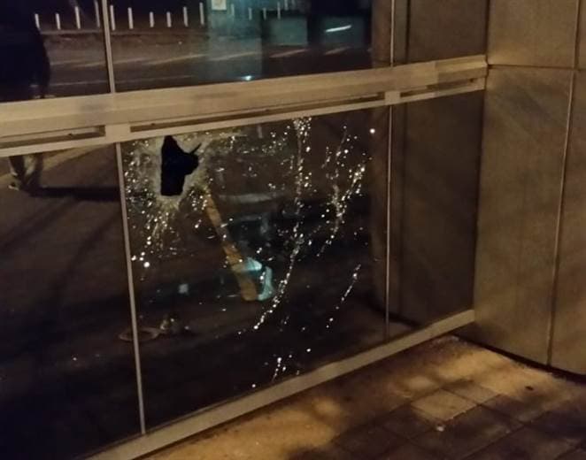 Ventanal dañado en Televisora de Costa Rica.