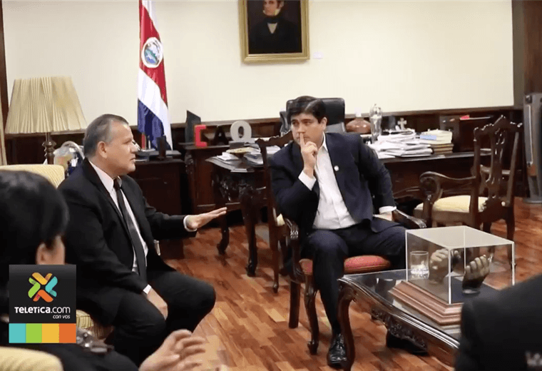 Carlos Alvarado mantiene reuniones con los sindicatos de educación