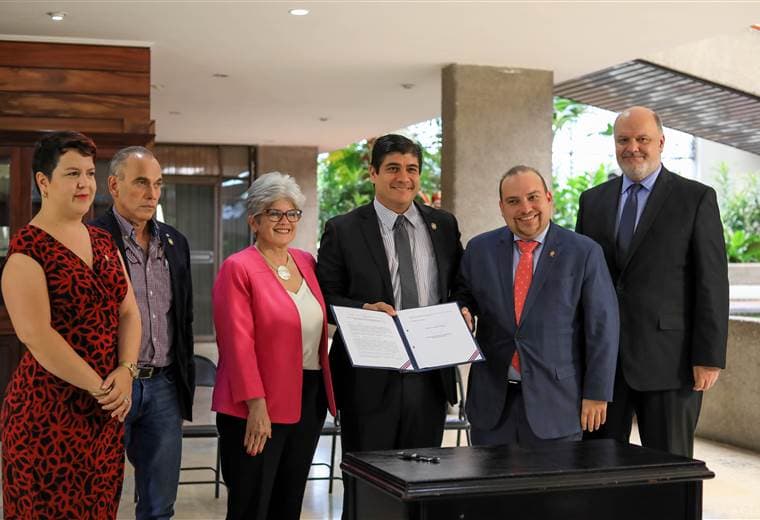 EL presidente Carlos Alvarado firmó moratoria de tres meses en sanciones por IVA. 