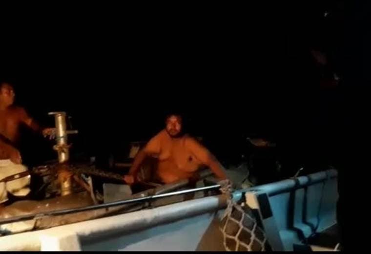 Autoridades atienden el hundimiento de una embarcación frente a las costas de Puntarenas