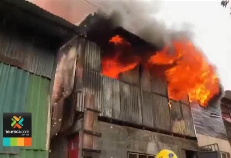 Corto circuito producto de la mala instalación eléctrica de una casa provocó incendio en Barrio Cuba