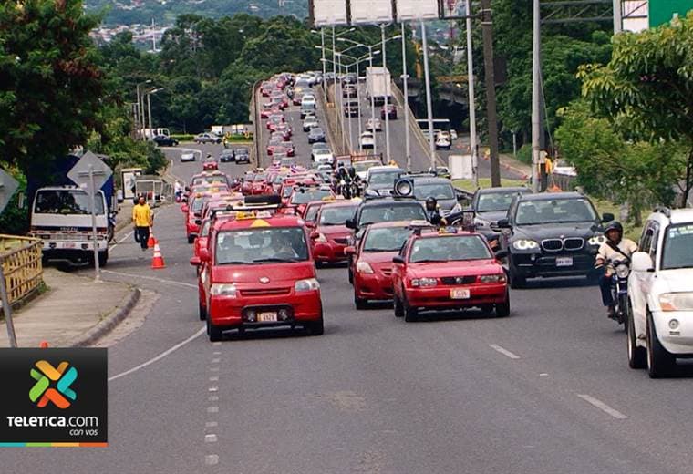 Gobierno se comprometió a promover compensación para taxistas y sus familias