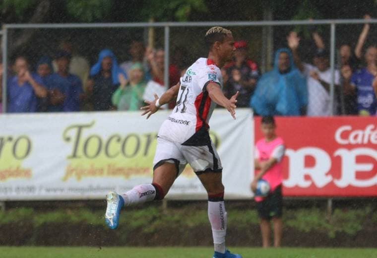 Ariel Lássiter celebra su gol ante Jicaral | PRENSA ALAJUELENSE