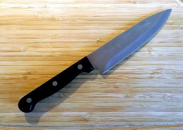 Investigan a mujer por aparente ataque con cuchillo a hijo de 9 años