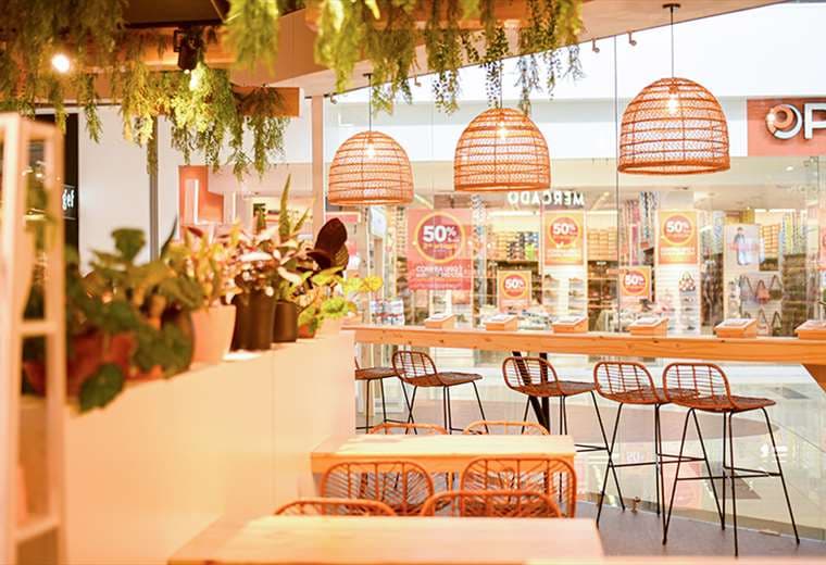 ¡Innovadora fusión! Mercadito de emprendedores inaugura local con cafetería