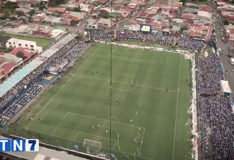 Cuatro estadios de Primera en peligro de cierre