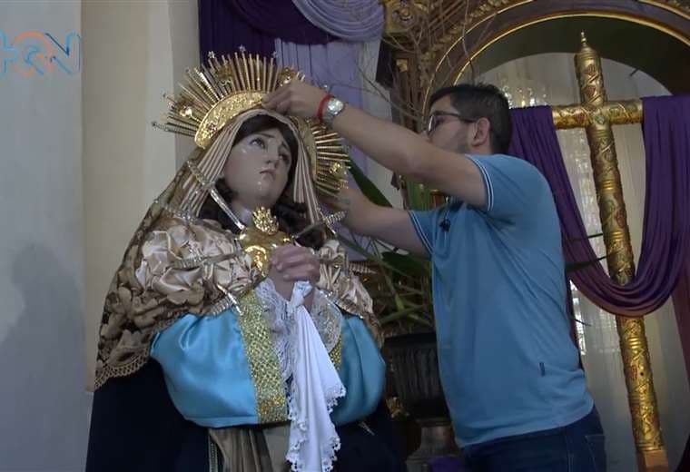 Durante 14 años sus manos visten santos y decoran altares de parroquia en Alajuelita