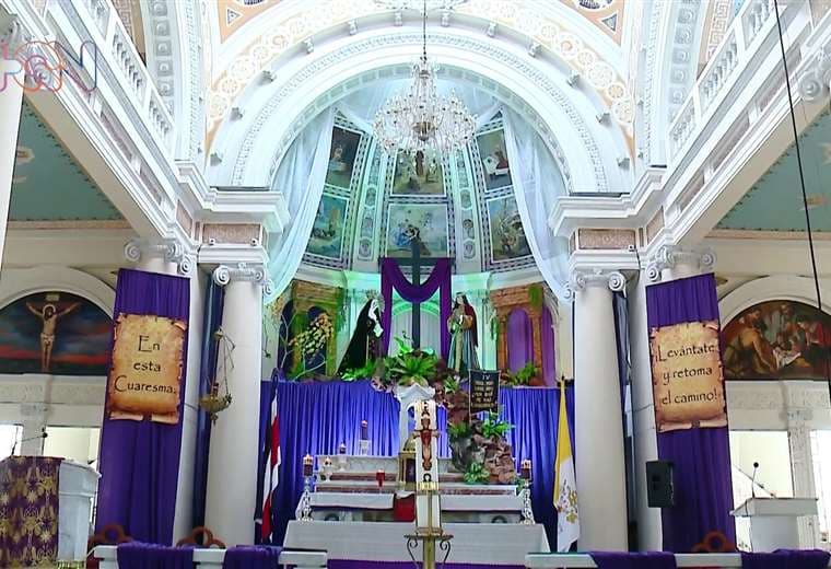 Altar de la Parroquia de San Antonio de Padua cambió cada semana para honrar la Semana Mayor