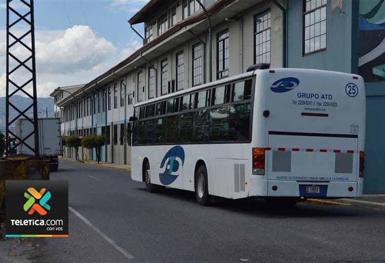 Aresep aprueba aumento en tarifas de buses y taxis tras alza en combustibles