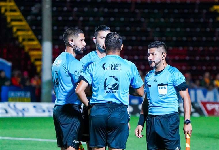 Comisión de Arbitraje detectó que los jugadores se sujetan demasiado en las áreas de penal