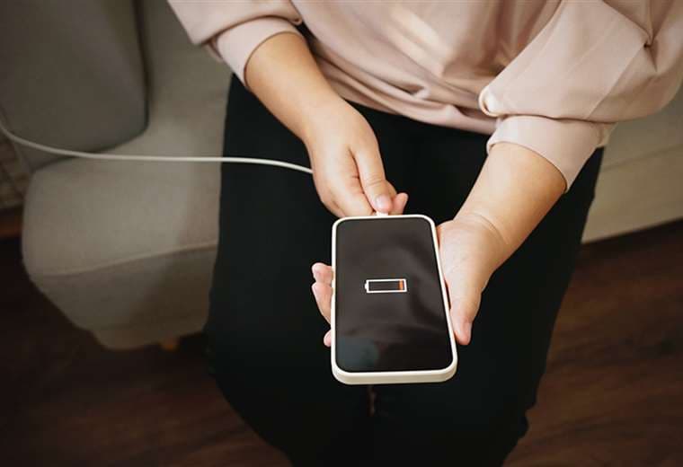 ¿Deja el celular cargando toda la noche? Hacerlo puede arruinarle la batería