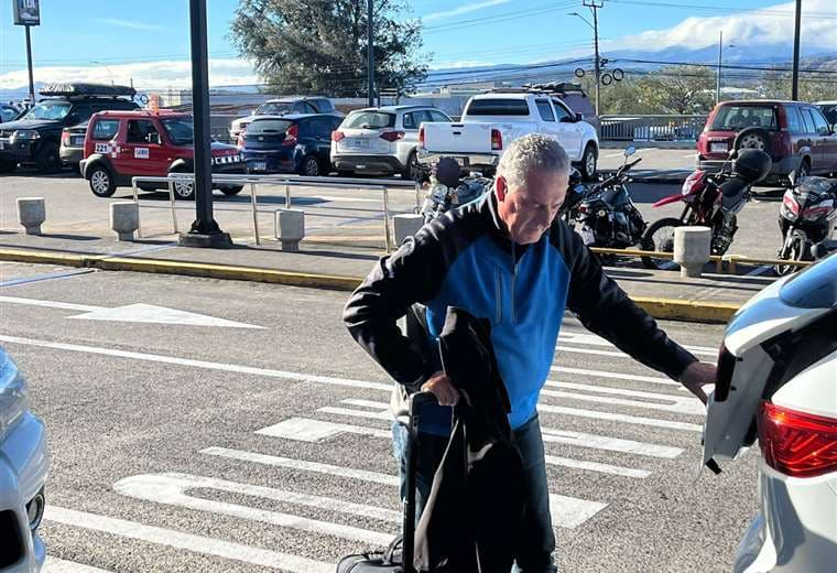 En medio de silencio, Gustavo Alfaro se marcha del país a visitar legionarios