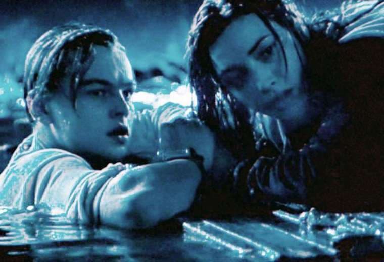Subastan por más de $700.000 puerta que permitió a Rose salvarse en 'Titanic'