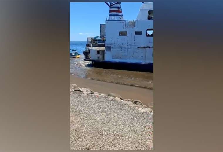Video: Banco de arena hace “más complejas” las maniobras del ferry en Puntarenas