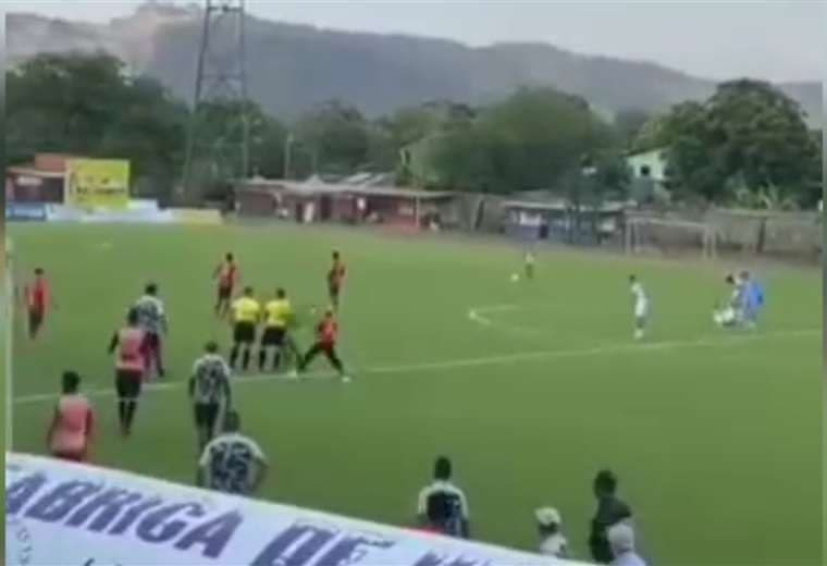 Video: Aficionada de Guanacasteca golpea a árbitro 