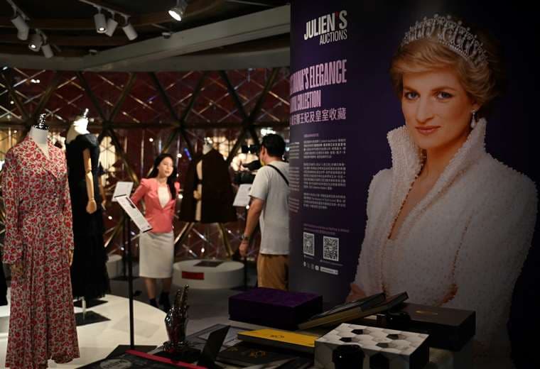 Vestidos de la princesa Diana se exhiben en Hong Kong antes de una subasta