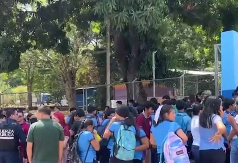 Alumnos cierran portones de colegio de Orotina como protesta por sus malas condiciones