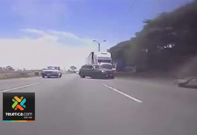 Video: Así fue el violento choque entre trailer y carro que provocó largas filas en la General Cañas