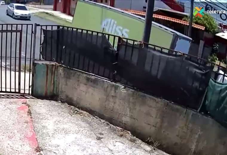 Video: Chofer sale ileso luego de que cabina de camión se desprendiera aparatosamente