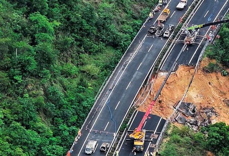 Mueren 24 personas tras colapso de carretera en el sur de China