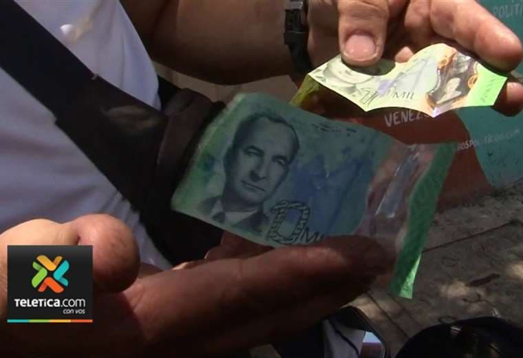 Aparente vendedor de lotería estafo con billetes falsos de ₡10 mil a manifestantes