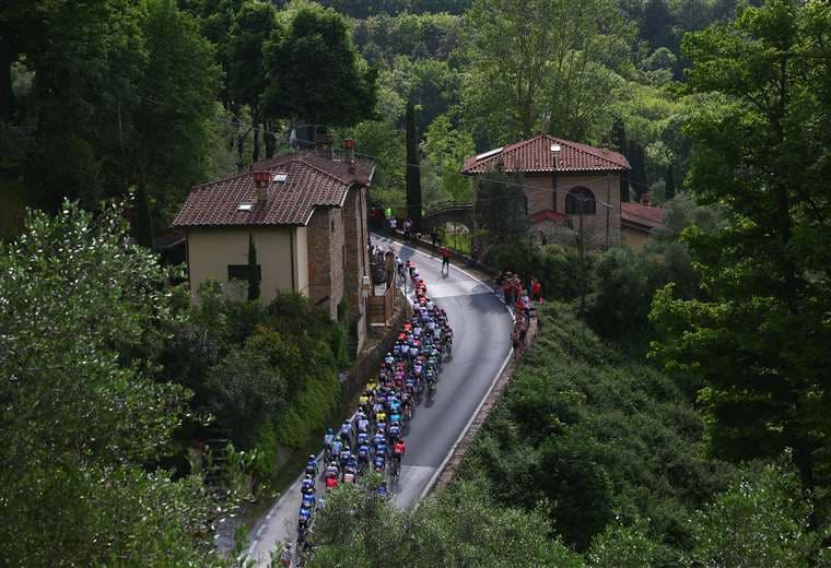 Thomas gana la quinta etapa del Giro, Pogacar tranquilo con su 'maglia rosa'