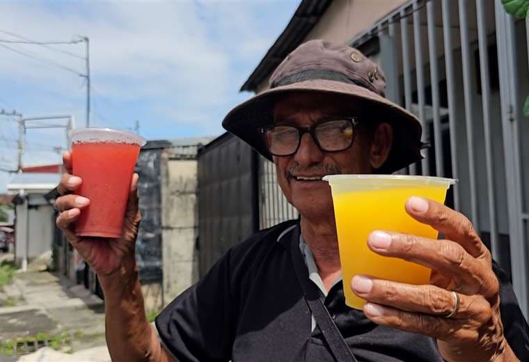 Conozca a don Enrique, el hombre que convirtió una mesa de frutas en el alma del barrio