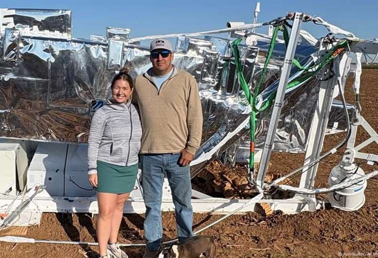 Mujer presencia caída de objeto espacial en terreno agrícola