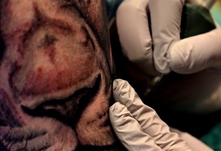 ¿Qué pasará con los estudiantes que tenían tatuajes antes de las nuevas regulaciones?