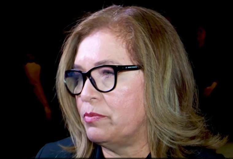 Tachan carro oficial de diputada Ada Acuña