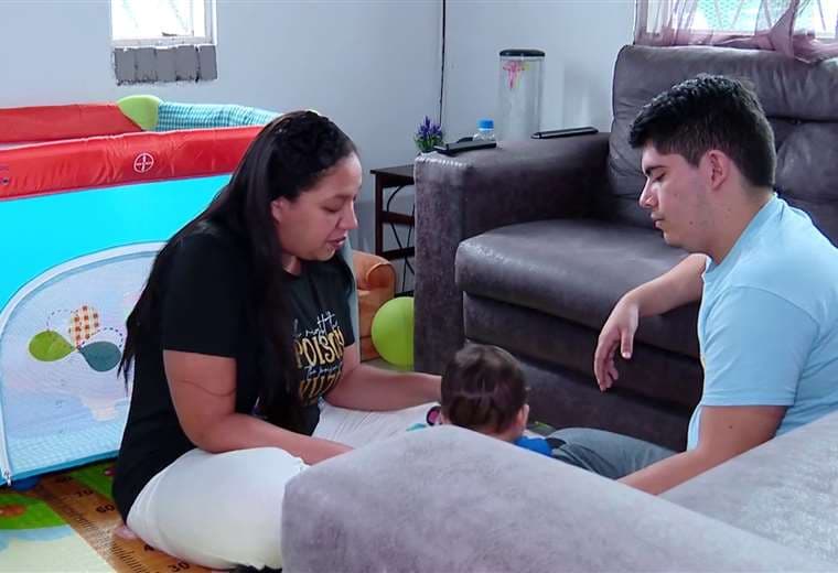 Padres de bebé gravemente enfermo viven angustia tras meses sin recibir pago de licencia de cuido