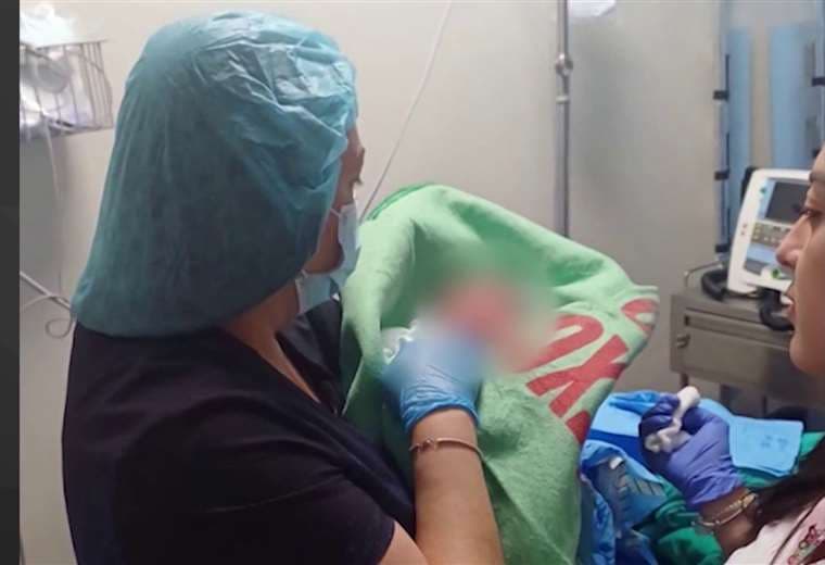 Saturan teléfono del hospital con solicitudes para adoptar a bebé abandonado en basurero