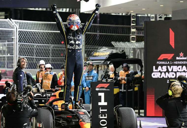 ¡El Mundial de F1 está vivo! Verstappen gana en Las Vegas, McLaren descalificado