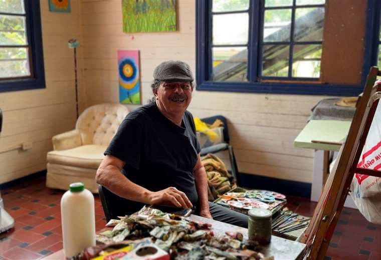 En Tirrases, un pintor de 70 años encontró en la acuarela la forma de volver a empezar