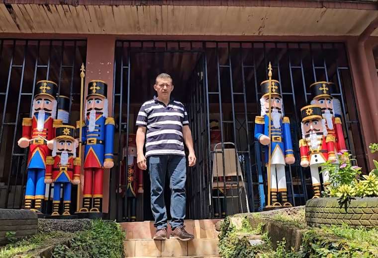 El artesano que convirtió los cascanueces en su mejor forma de sentir a su esposa cerca