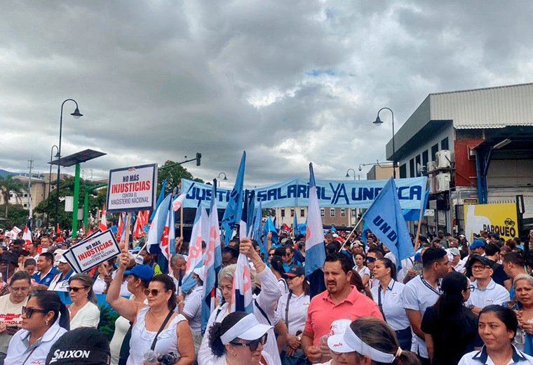 En medio de reclamos de sindicatos, Gobierno anuncia aumento salarial por ¢32.700 millones