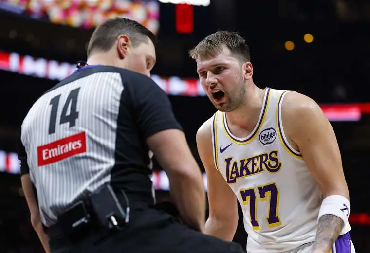 Luka Doncic no logra salvar a los Lakers en caída ante Atlanta