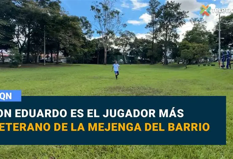 Don Eduardo es el jugador más veterano de la mejenga del barrio