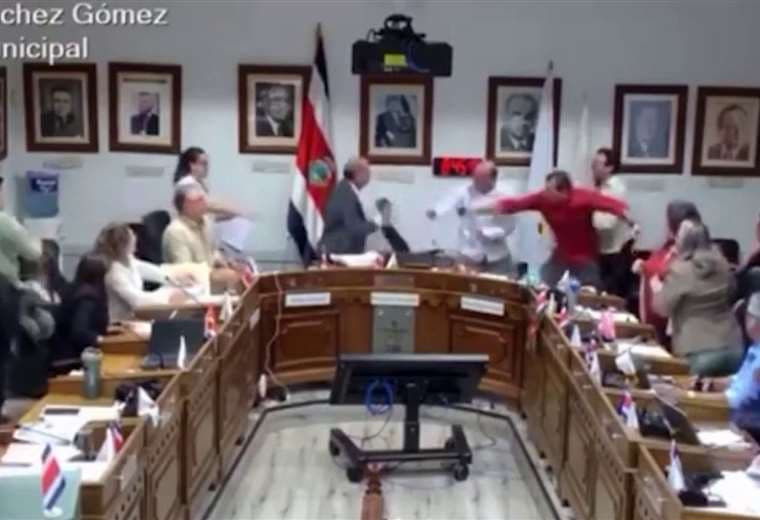 Zafarranchos marcan sesiones de concejos municipales en Alajuela y Montes de Oca