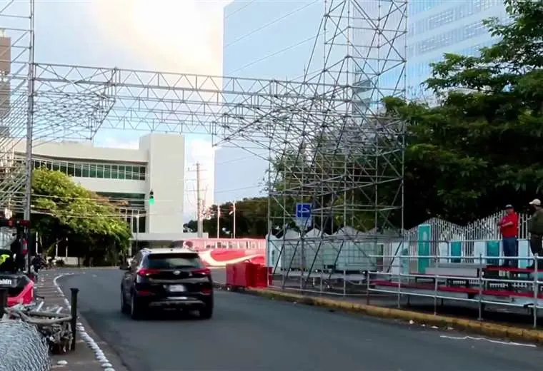 Inicia instalación de tarimas y cierres de calles por el Festival de la Luz